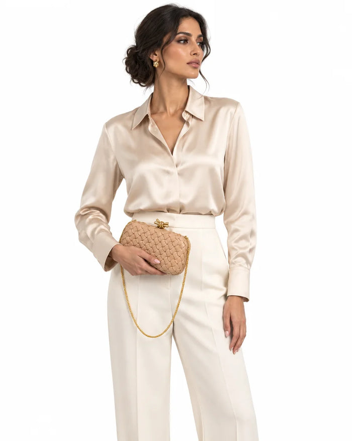 Botte Veneta Knot Clutch – Intrecciato Scalloped Leather - model