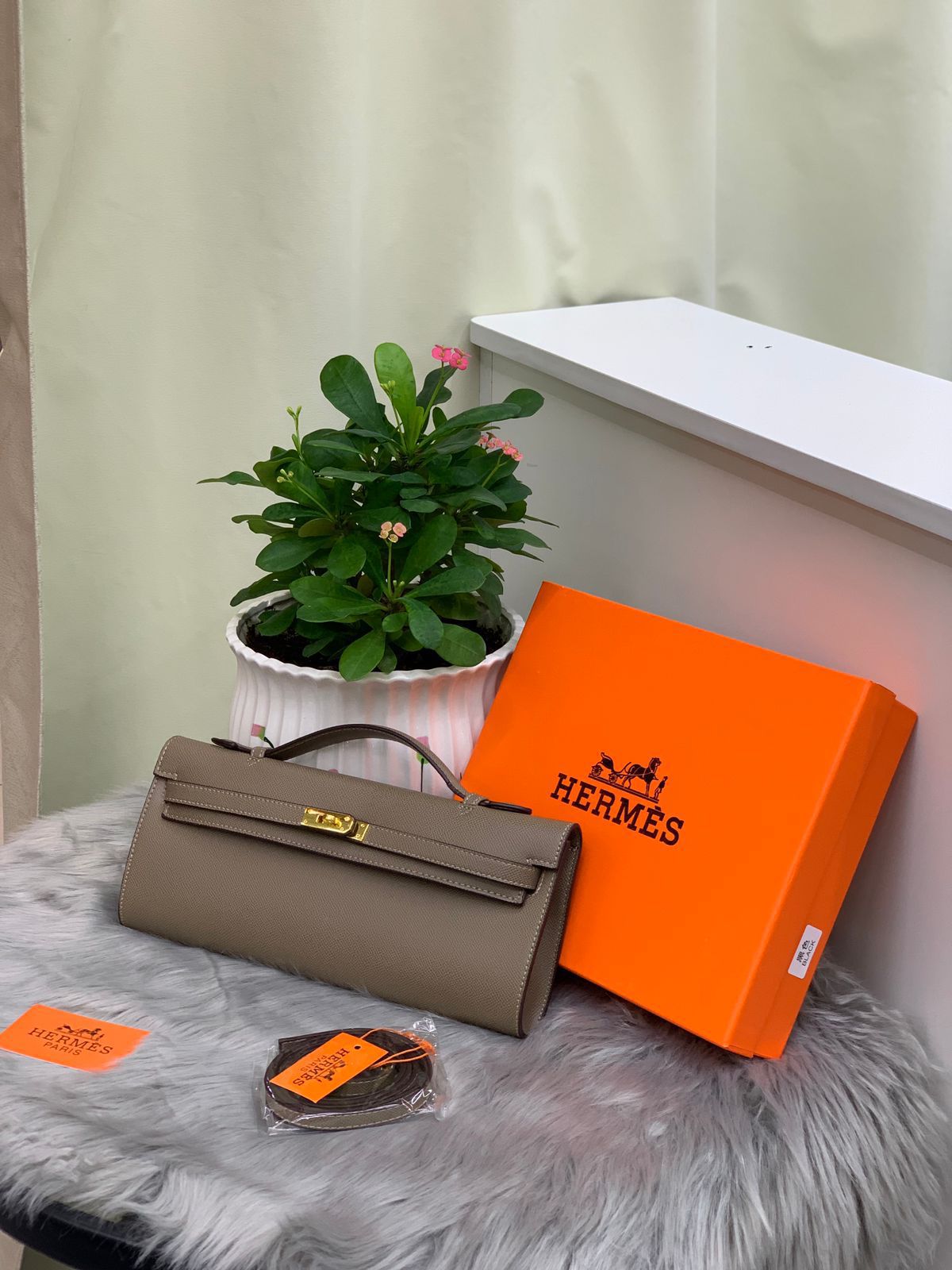 Hermès – Kelly Cut Hand Wallet (Etoupe Taupe)