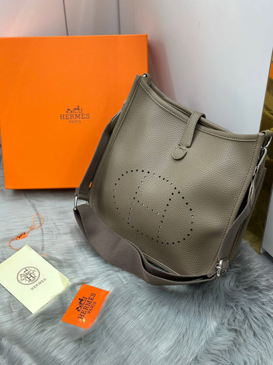 Hermès – Evelyne III PM Shoulder Bag (Etoupe Taupe)
