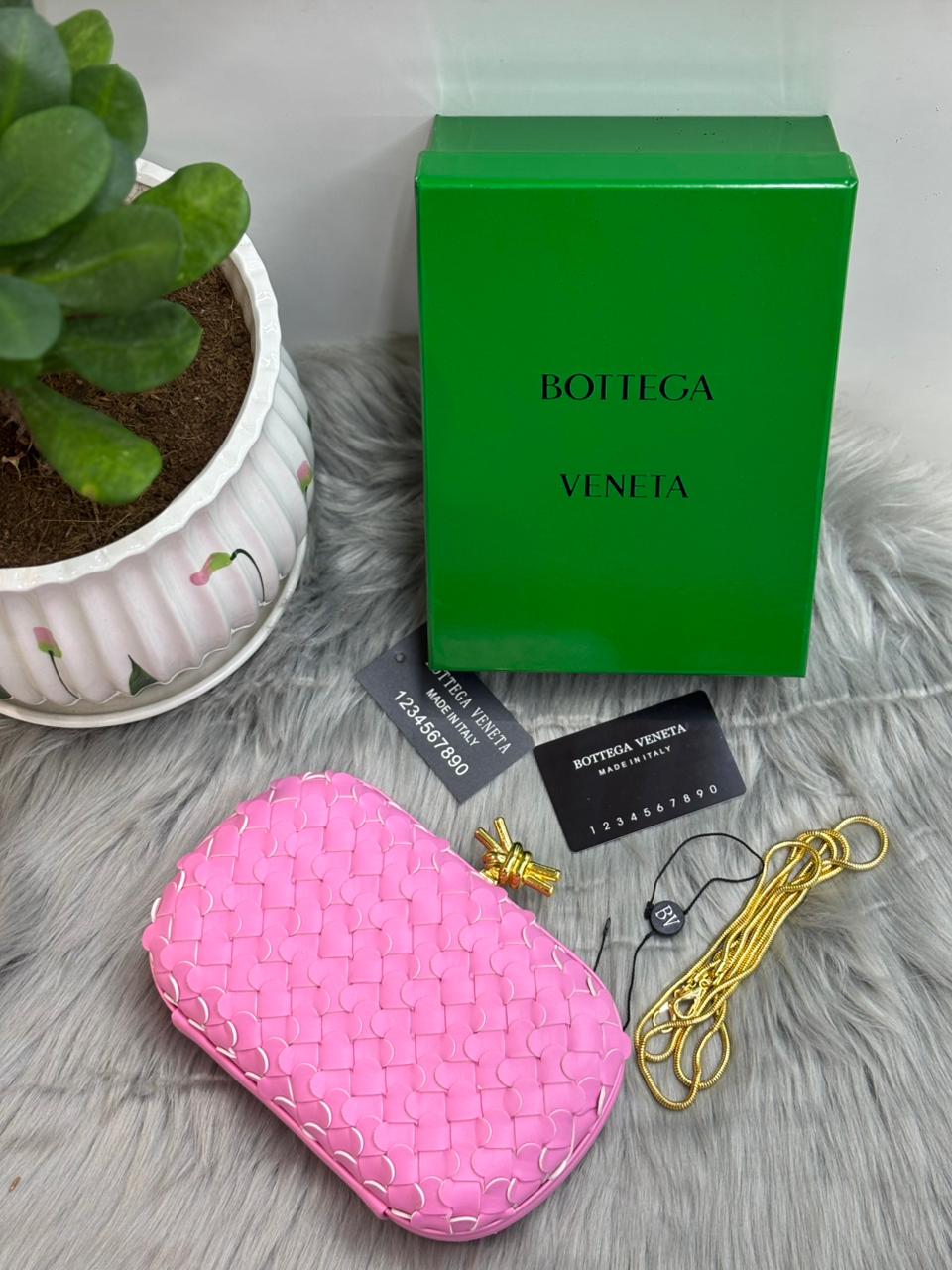 Bottega Veneta Knot Clutch – Pink Intrecciato Scalloped Leather