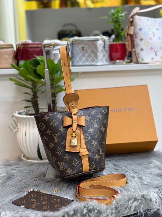 Louis Vuitton – Monogram NeoNoé BB Bucket Bag (Classic Monogram with Tan Trim & Bow Detail)