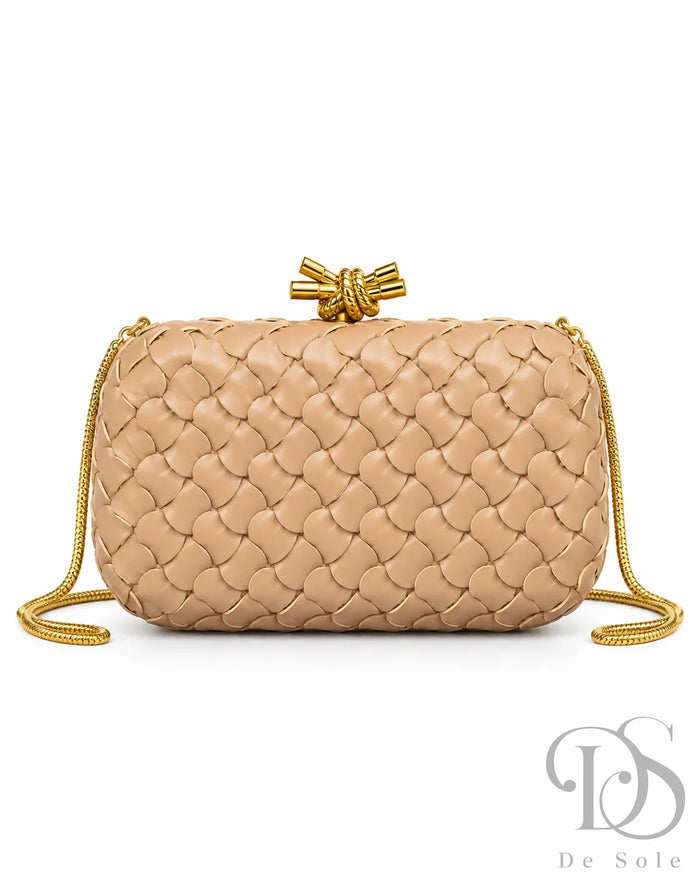 Botte Veneta Knot Clutch – Intrecciato Scalloped Leather
