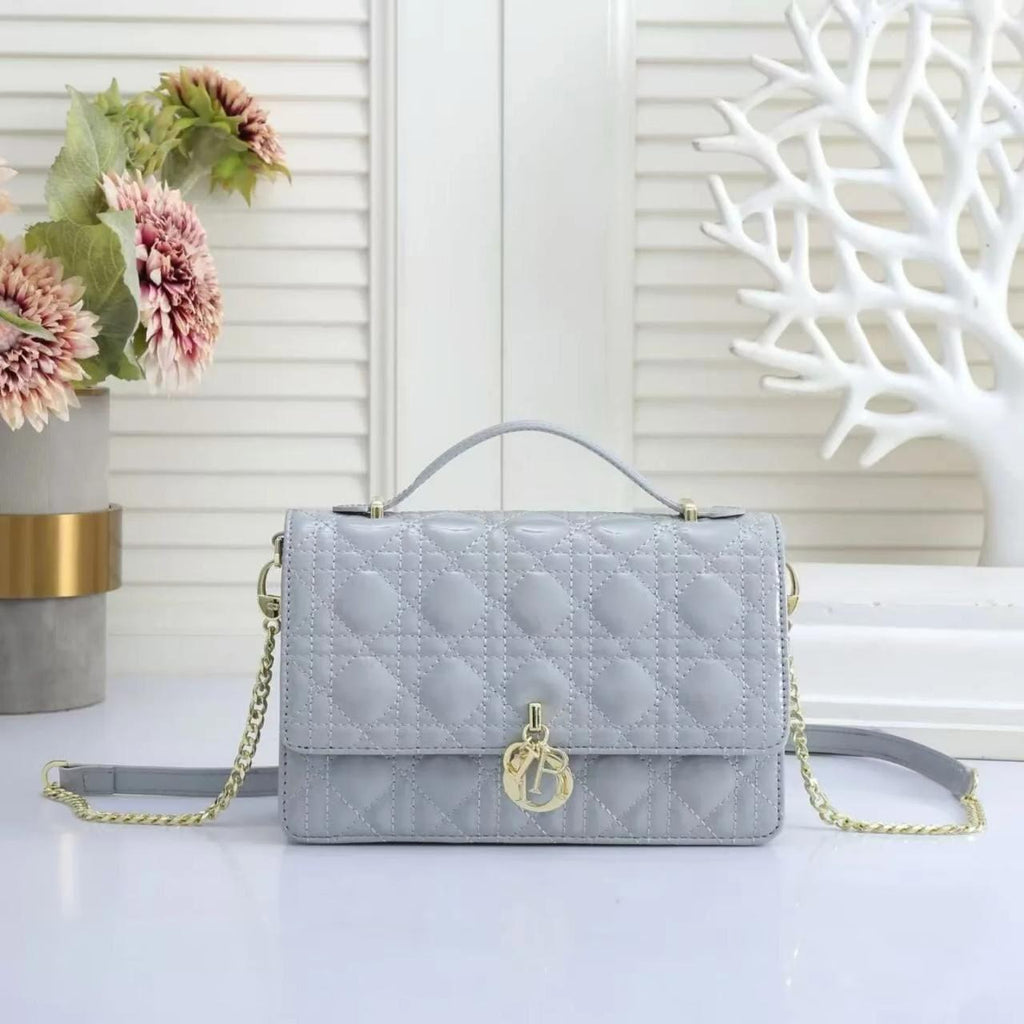Luxe Quilted Chain Bag – Signature Edition