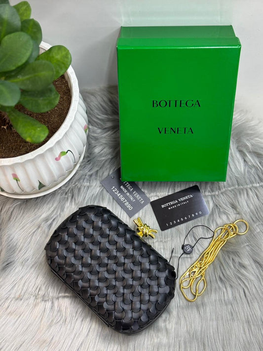 Bottega Veneta Knot Clutch – Black Intrecciato Scalloped Leather