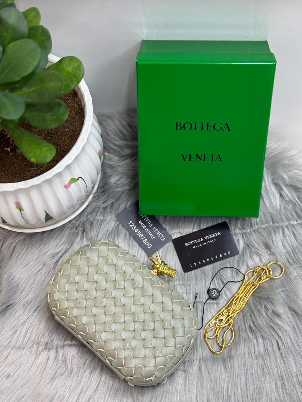 Bottega Veneta Knot Clutch – Light Cream Intrecciato Scalloped Leather