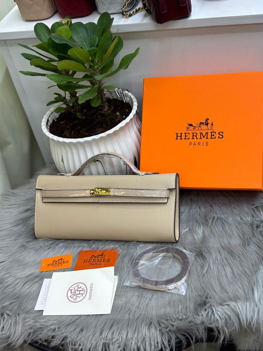 Hermès – Kelly Cut Hand Wallet (Beige Craie)