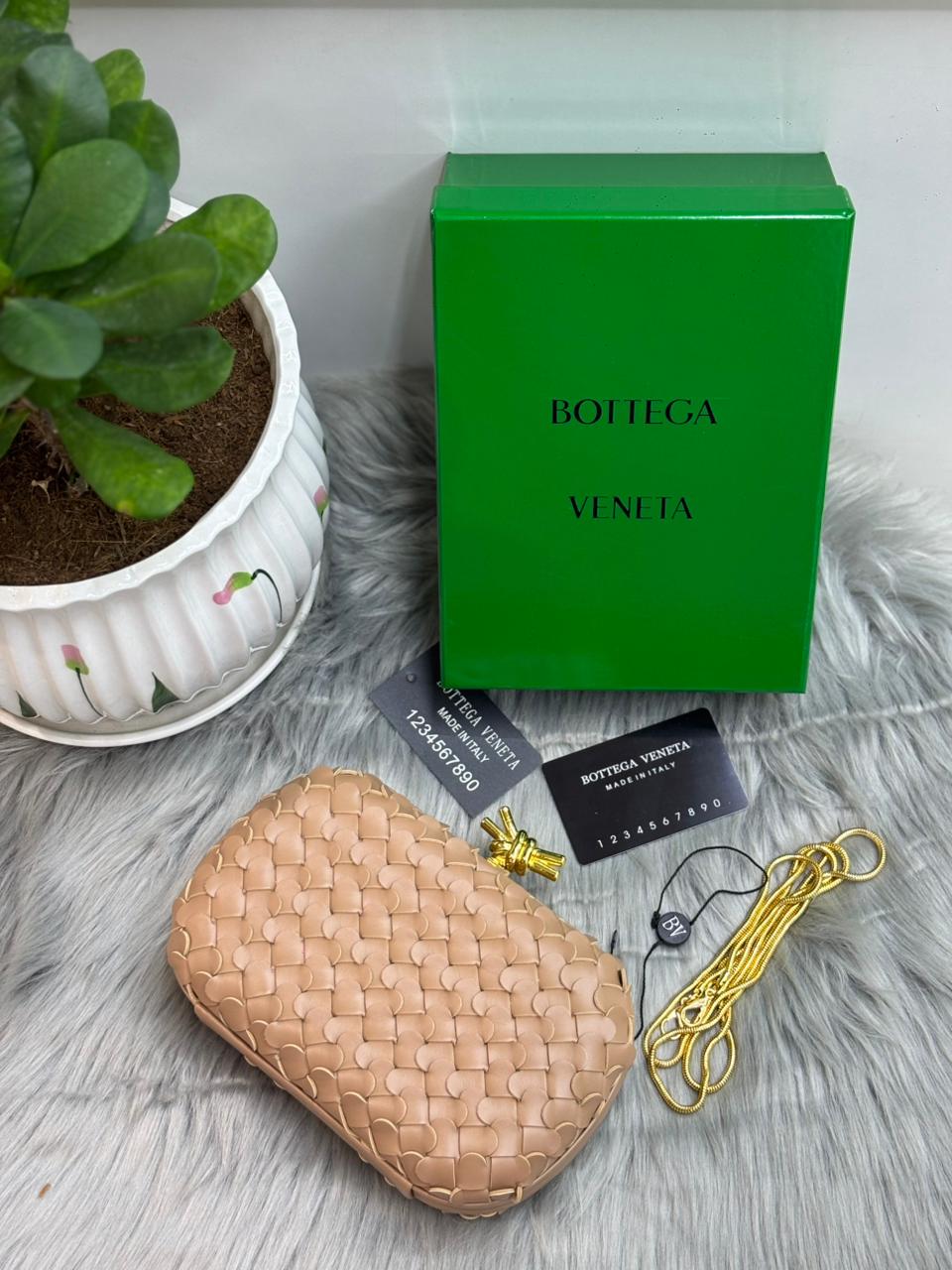 Bottega Veneta Knot Clutch – Nude Intrecciato Scalloped Leather